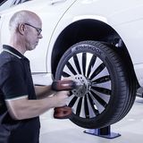 Die Reifenmontage muss jedoch noch von Menschenhand durchgeführt werden.