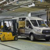 Der Ford Transit lässt sich aufgrund der beiden Schiebetüren leicht beladen