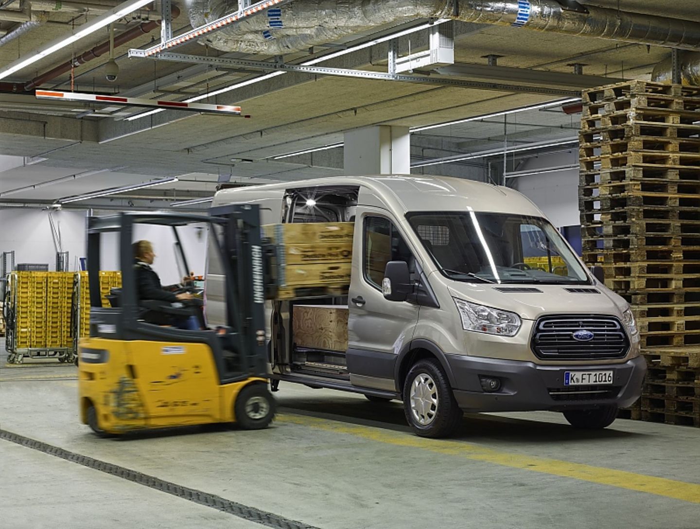 Der Ford Transit lässt sich aufgrund der beiden Schiebetüren leicht beladen