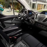 Das Cockpit: viel Hartplastik aber bequem und funktionell