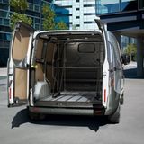 Die Hecktüren schwingen weit auf und können sogar seitlich angeklappt werden