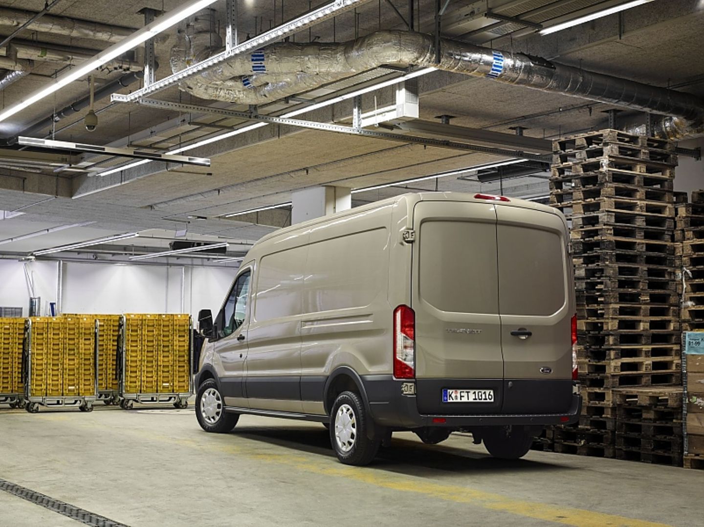 Den Ford Transit gibt es mit vielen Aufbauten, auch als Kastenwagen