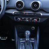 Auf dem 8,3-Zoll-Monitor findet man alle relevanten Informationen