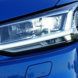 Das LED-Licht leuchtet die Straße sehr gut aus