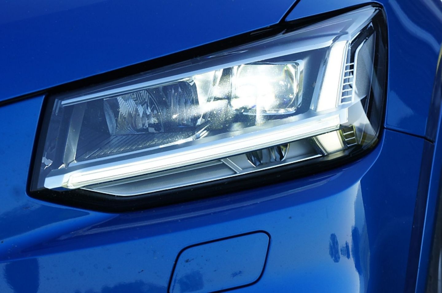 Das LED-Licht leuchtet die Straße sehr gut aus