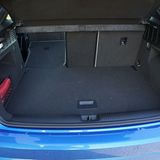 Die Ladekante ist 74 Zentimeter hoch, was beim Hantieren mit Wasserkästen nicht unbedingt hilfreich ist