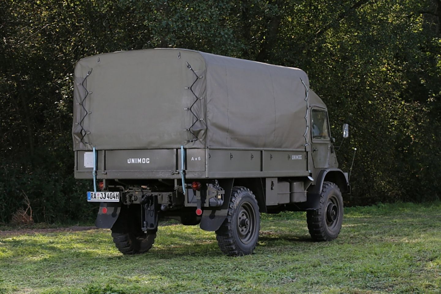 Unimog S Baureihe 404 - die Plane lässt sich abnehmen
