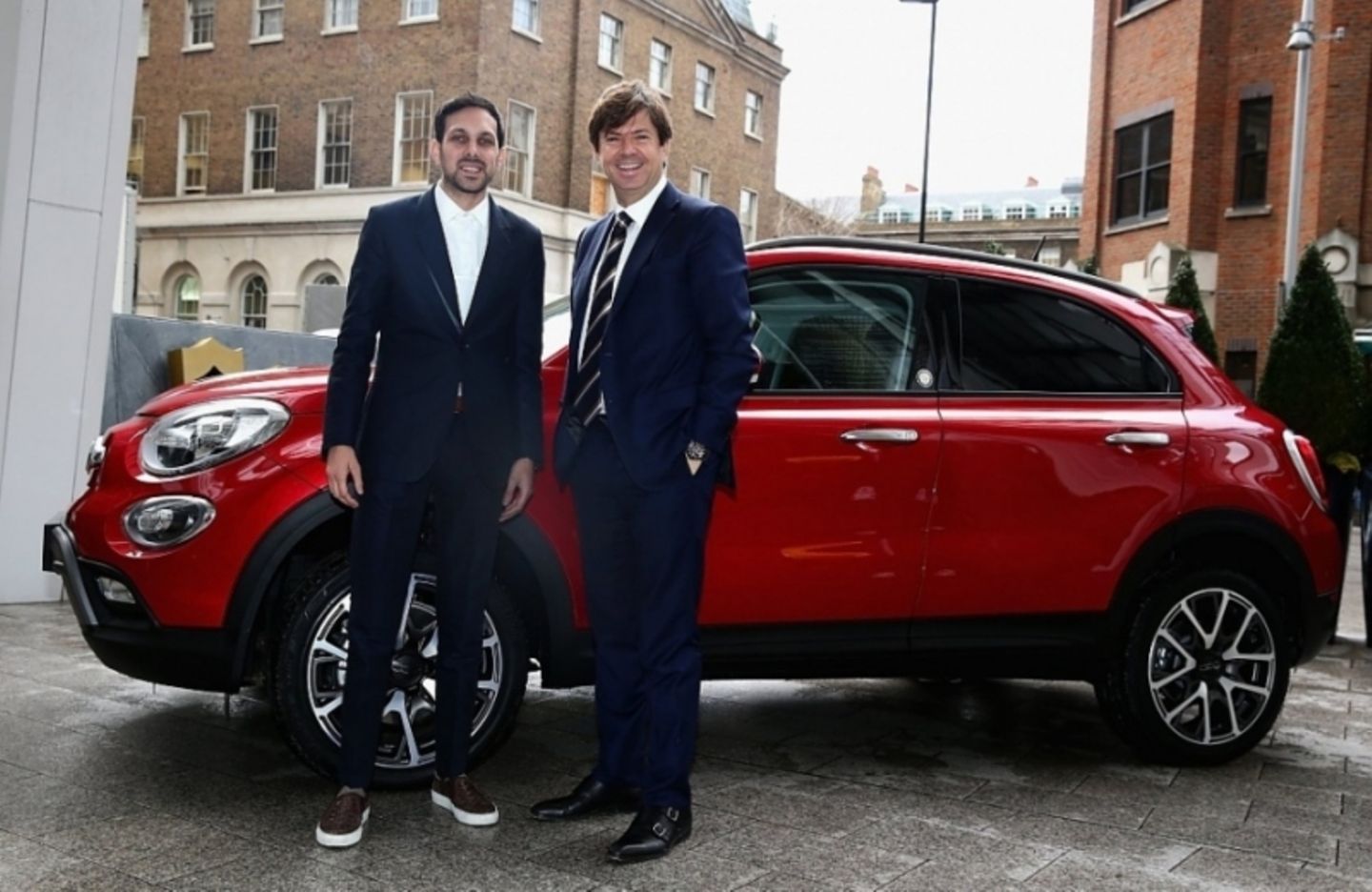 Olivier Francois (rechts) vor einem Fiat 500X hält nicht viel vom den aktuellen E-Mobilen