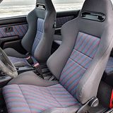 Die Sportsitze bieten Seitenhalr