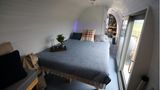 Dem Master Bedroom in der Rumpfmitte wurde ein Doppelbett mit Panoramafenster spendiert.