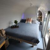 Dem Master Bedroom in der Rumpfmitte wurde ein Doppelbett mit Panoramafenster spendiert.