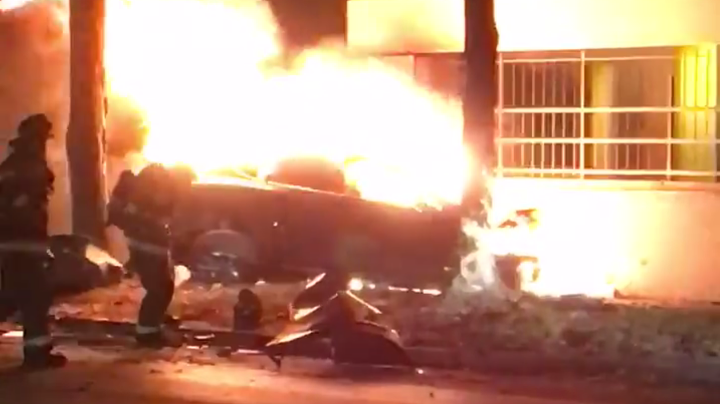 Zu diesem Zeitpunkt befanden sich Fahrerin und Beifahrer noch in dem brennenden Tesla