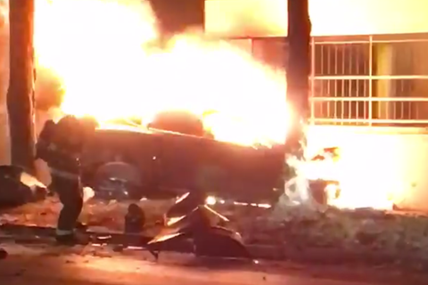 Zu diesem Zeitpunkt befanden sich Fahrerin und Beifahrer noch in dem brennenden Tesla