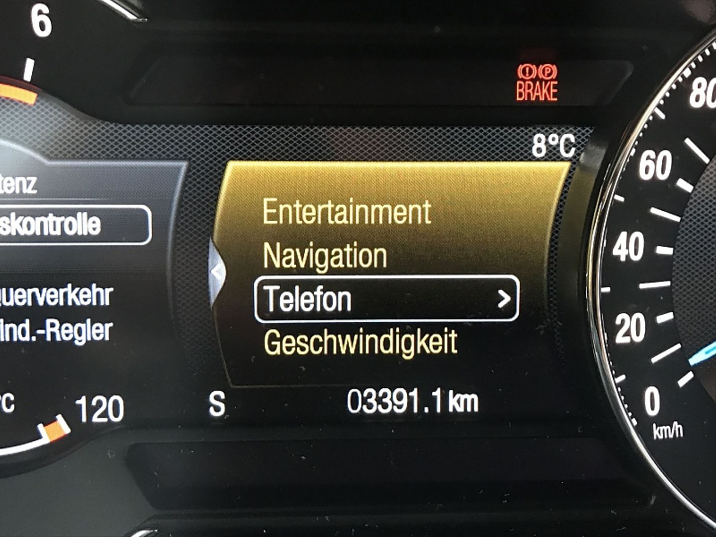 Zwischen den Rundinstrumenten werden bei Ford die Menüs dargestellt