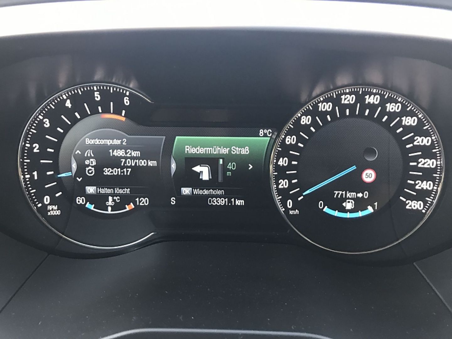 Bei Ford gibt es auch Navigations-Hinweise zwischen Tacho und Drehzahlmesser