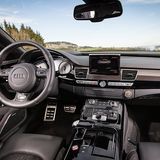 Das etwas angestaubte Cockpit des Abt Audi S8 Plus