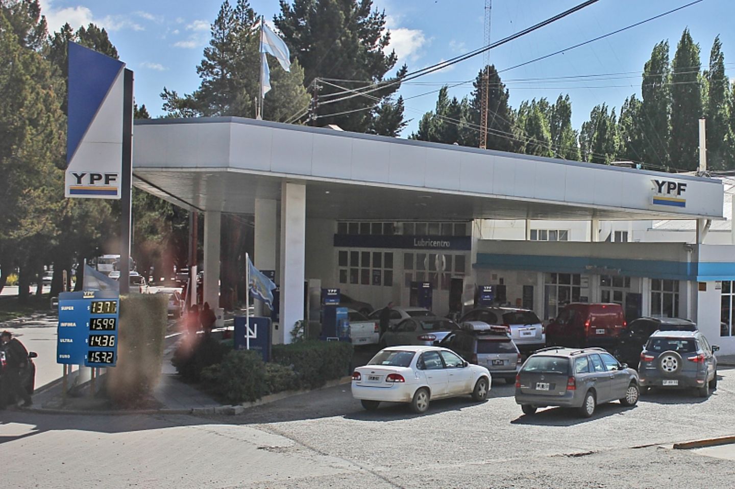 Die einzige Tankstelle in El Calafate ist stets gut besucht. Trotz der, für Argentinier, recht hohen Spritpreise.