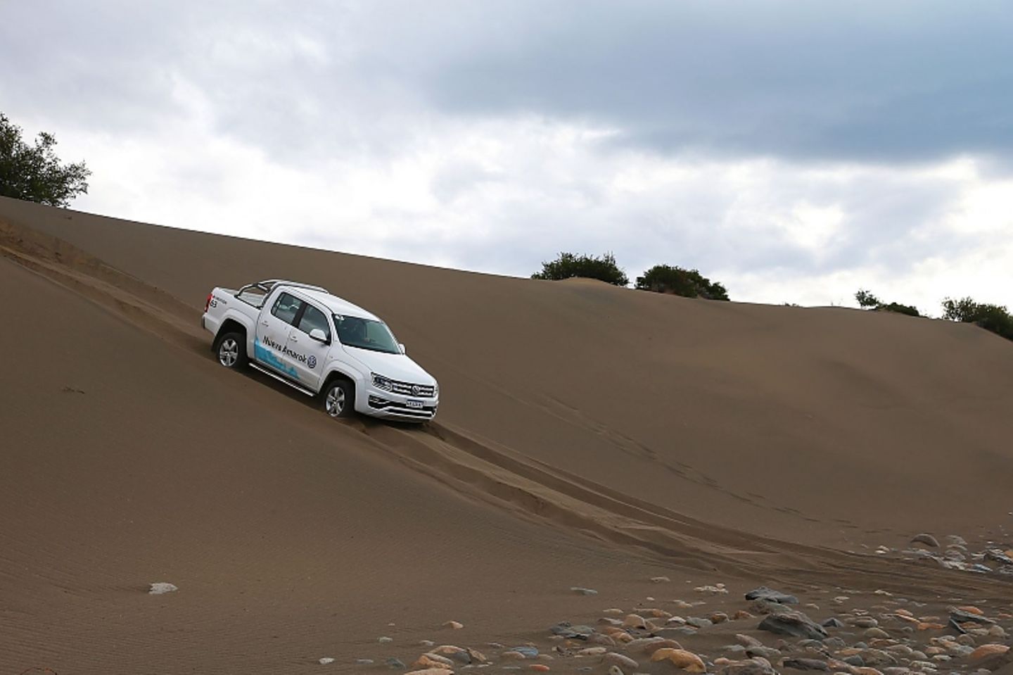Auch auf Sand gibt es für den neuen VW Amarok kaum Probleme.