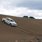 Auch auf Sand gibt es für den neuen VW Amarok kaum Probleme.