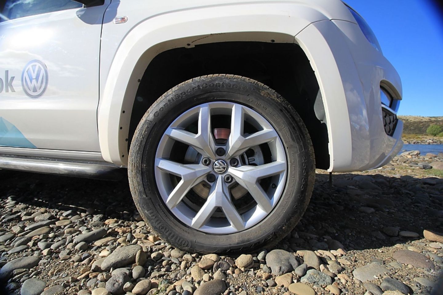 Haben einiges zu bewältigen: die 19 Zöller des Amarok.