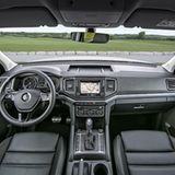 Viel Plastik aber dennoch gemütlich: Das Cockpit des VW Amarok.