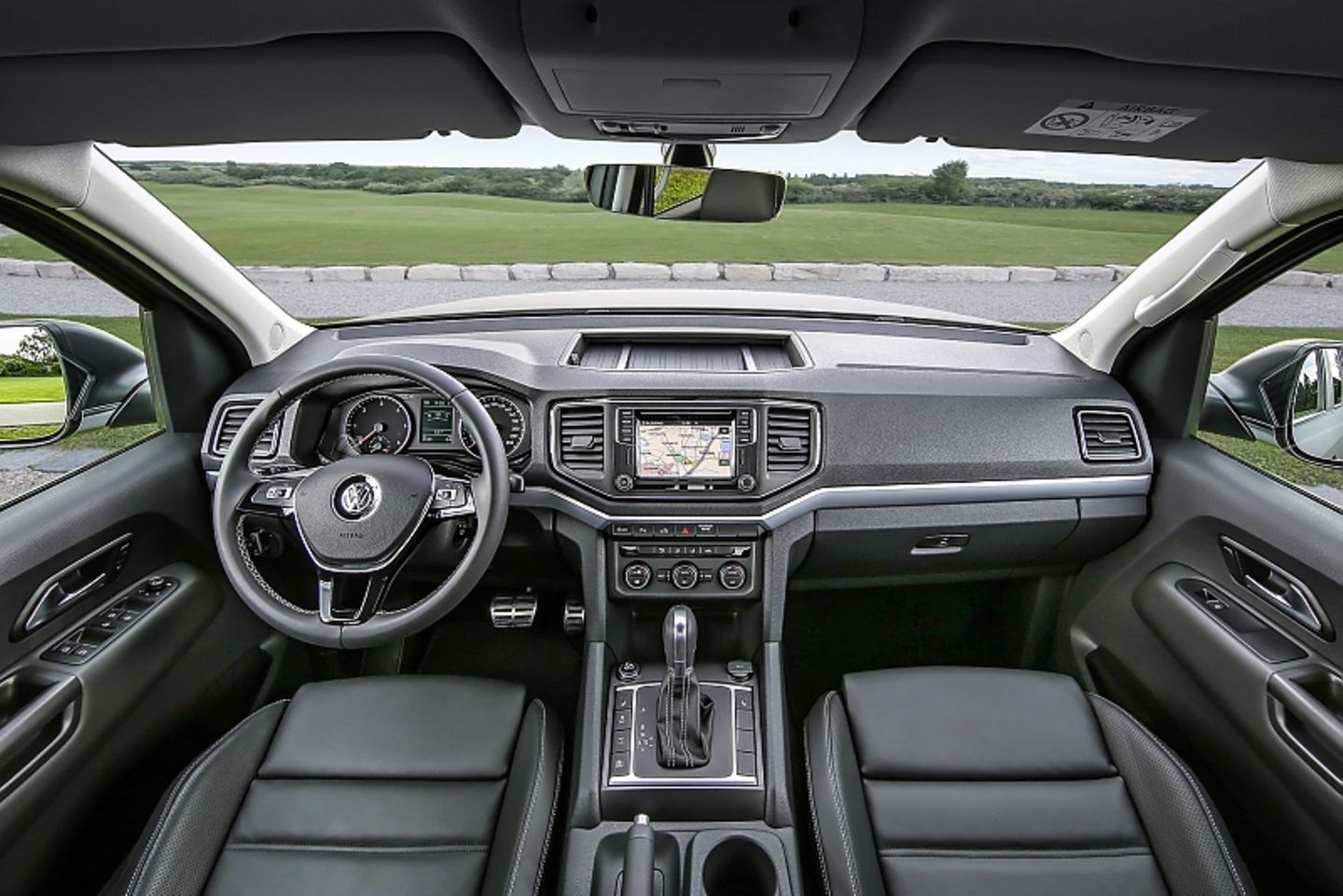 Viel Plastik aber dennoch gemütlich: Das Cockpit des VW Amarok.