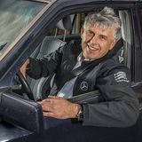 Michael Nickl in seinem blauen Mercedes 200 D der Baureihe W 124