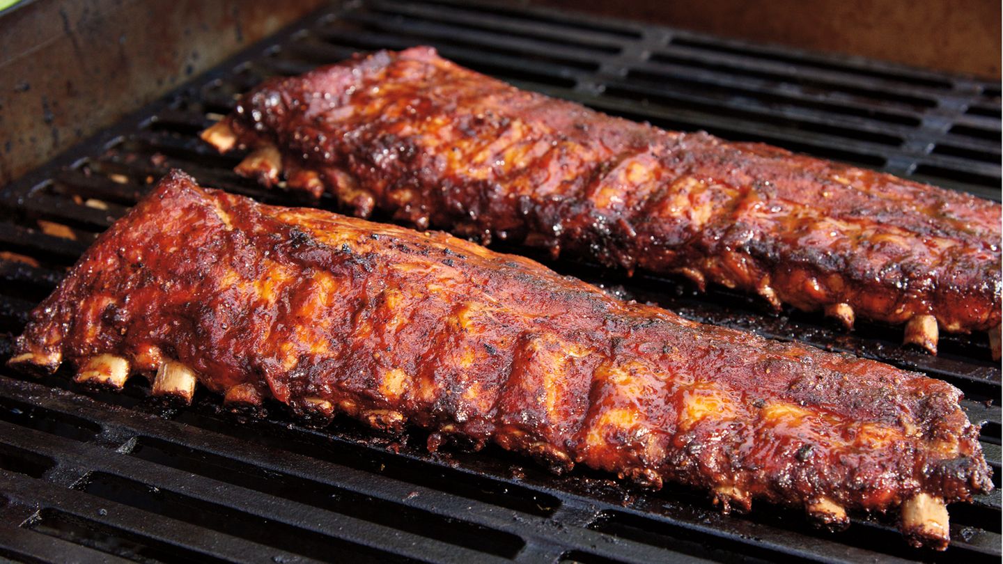 Baby-Back-Ribs  Für 4 Personen  Zubereitungszeit: 15 Minuten  Grillzeit: 2-2 1/4 Stunden  Zubehör: 3 große handvoll Hickoryholz-Chips, Gasgrill mit mindestens 3 Brennern, Räucherbox aus Metall, Sprühflasche mit Wasser      Zutaten:  Für die Würzpaste:    2 EL mittelscharfer Senf    2 EL Worcestersauce    2 TL grobes Meersalz    2 TL Rohrohrzucker    2 TL Chilipulver    1 TL Knoblauchpulver    1 TL frisch gemahlener schwarzer Pfeffer        2 Baby Back Ribs ( Kotelettrippchen; je 1–1 ½ kg)    250 ml Barbecue-­‐Sauce (Fertigprodukt)      Zubereitung:  1. Die Räucherchips mind. 30 Min. wässern.    2. Die Zutaten für die Würzpaste verrühren und die Ribs gleichmäßig damit einreiben; würzen Sie dabei die Fleischseite mehr als die Knochenseite.    3. Vor dem Anzünden des Gasgrills die Chips abtropfen lassen und in die Räucherbox geben. Die Räucherbox unter den Grillrost über einem der Brenner auf einer Seite des Grills stellen. Den Grill für indirekte starke Hitze (230 bis 290 °C) vorbereiten und dabei die Räucherchips in der Box mit erhitzen.  Sobald Rauch entsteht, die Temperatur im Grill so genau wie möglich auf 150 °C absenken.    4. Die Rippen mit den Knochen nach unten auf den Grillrost legen und über indirekter schwacher Hitze bei geschlossenem Deckel 1 Std. grillen, dabei die Temperatur möglichst konstant bei 150 °C halten. Dazu müssen Sie vielleicht immer mal wieder einen der Brenner ausschalten, insbesondere an heißen Tagen. Die Chips sollten etwa 30 Min. lang Rauch abgeben. Wenn sie Feuer fangen, einfach etwas Wasser über die Räucherbox sprühen.  5. Nach 1 Std. Grillzeit die Ribs mit etwas Wasser besprühen und für ein gleichmäßiges Garen auf dem Rost umplatzieren. Nach 1 ½ Std. die Baby Back Ribs auf beiden Seiten mit der Hälfte der Barbecue-Sauce bepinseln. Anschließend mit der Knochenseite nach unten weitere 30–40 Min. über indirekter schwacher Hitze bei geschlossenem Deckel grillen, bis ein Großteil der Knochenenden etwa 6 mm frei liegt. Machen Sie die Garprobe, ob das Fleisch zart genug ist: Wenn Sie die Ribs mit der Knochenseite nach oben an einem Ende mit einer Zange anheben, sollten sie sich in der Mitte so stark biegen, dass das Fleisch einreißt.  6. Die Ribs vom Grill nehmen und kurz vor dem Servieren dünn mit Barbecue-­‐Sauce bestreichen. Die Rippen zwischen den Knochen in einzelne Ribs schneiden und warm servieren.