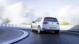 Analog zum Golf GTI sind die roten Designelemente beim neuesten Golf GTE im charakteristischen Blau der Plug-In-Hybridversion ge