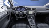 Das Cockpit des neuen VW Golf GTE.