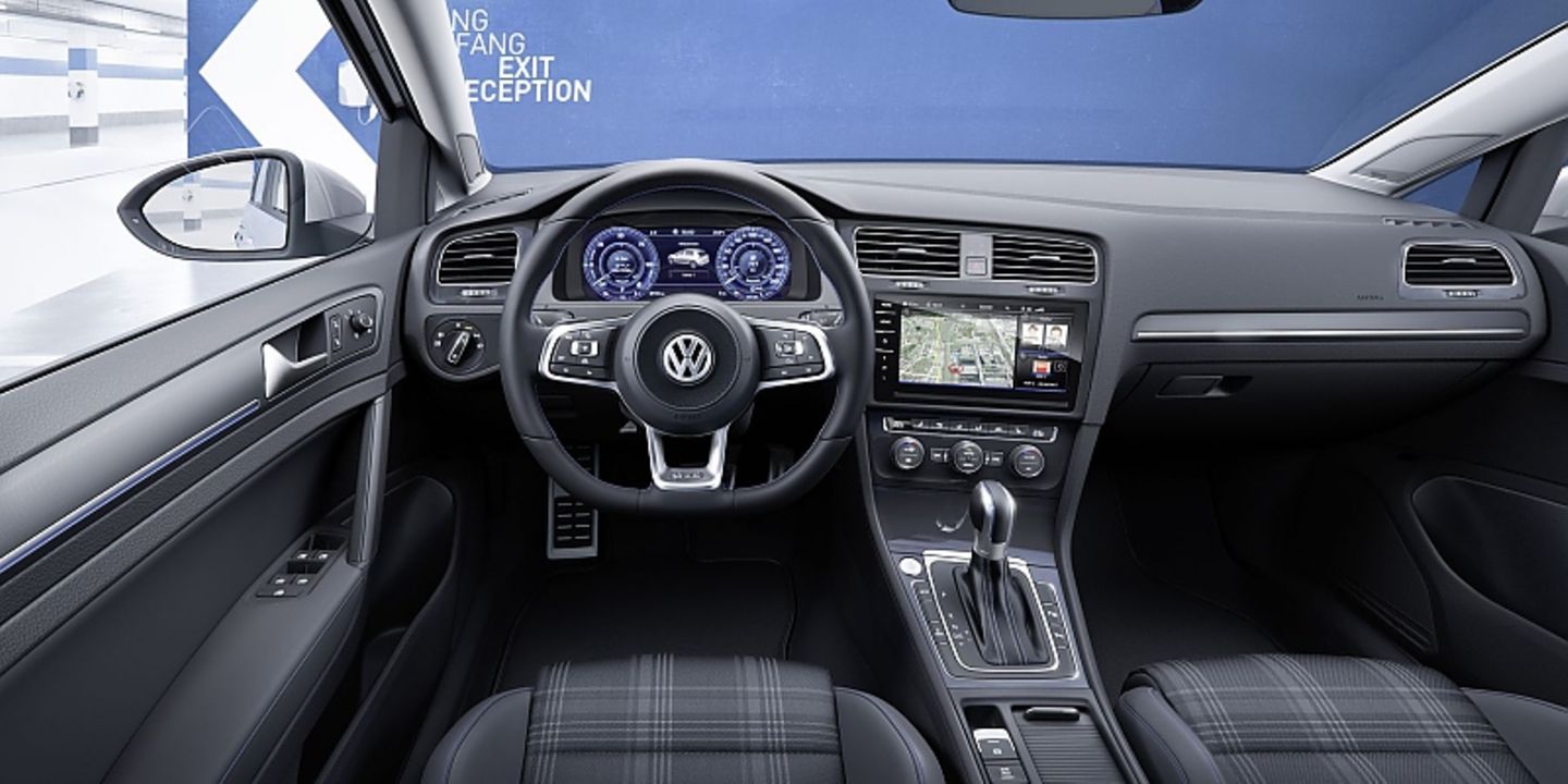 Das Cockpit des neuen VW Golf GTE.