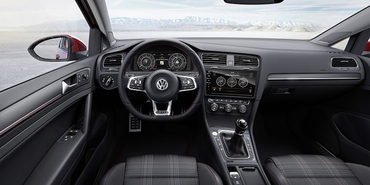 Das Cockpit des neuen VW Golf GTI.