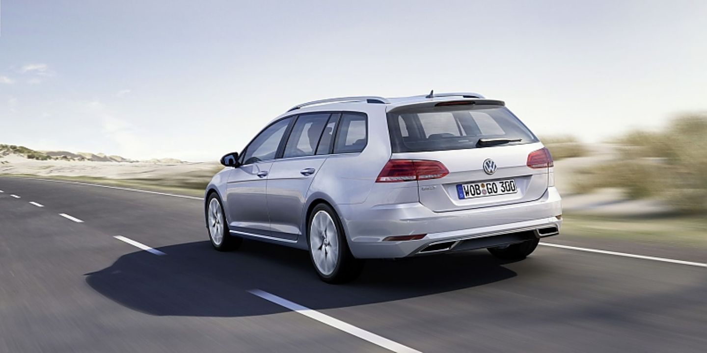 Insbesondere der neue Heckstoßfänger lässt den Golf Variant noch gestreckter wirken.