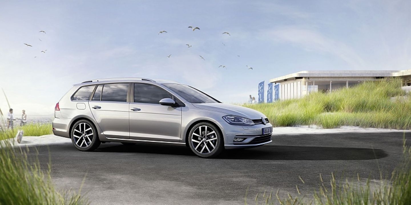 Wie der Passat Variant, ist nun zudem auch der Golf Variant optional mit trapezförmigen Chromblenden erhältlich, die in den Diffusor integriert sind. Wie der Passat Variant, ist nun zudem auch der Golf Variant optional mit trapezförmigen Chromblenden erhältlich, die in den Diff