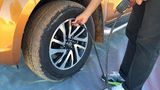 Nissan Navara in Marokko 2016 - vor der Fahrt in die Sanndünen wird der Reifendruck verringert