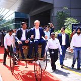 Zusammen mit dem Chef des Mercedes-Entwicklungszentrums, Manu Saale (rechts), fährt Dr. Thomas Weber auf einem klassischen Gefäh