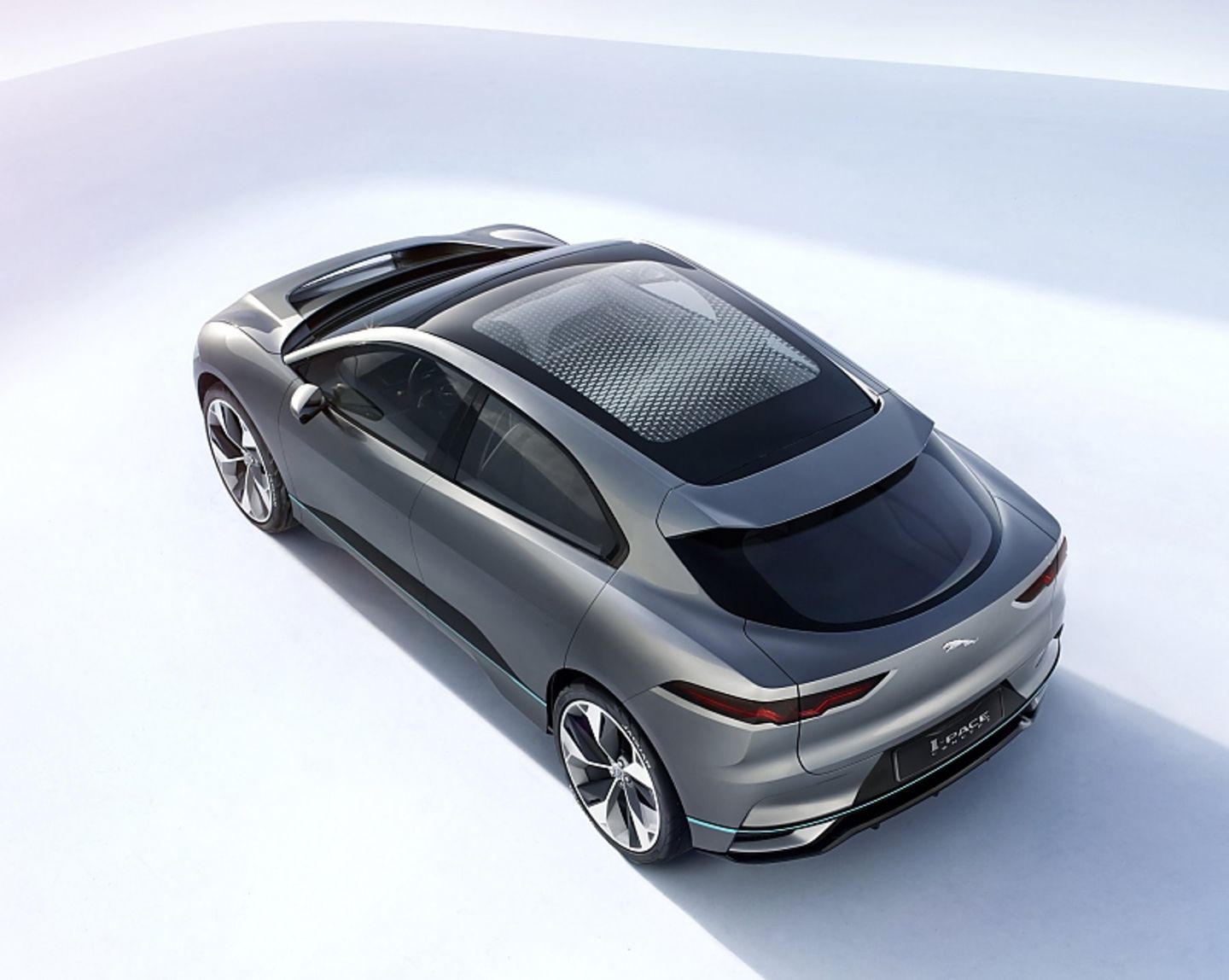 Jaguar I-Pace Concept 2016 - das große Sonnendach bringt Licht in den Innenraum