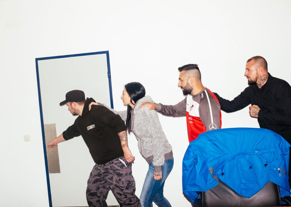 Politik: Wenn es knallt, muss man sich in Sicherheit bringen. Mister Security führt die Gruppe an, eine Polonaise der Verschreckten. Politik: Wenn es knallt, muss man sich in Sicherheit bringen. Mister Security führt die Gruppe an, eine Polonaise der Verschreckten.