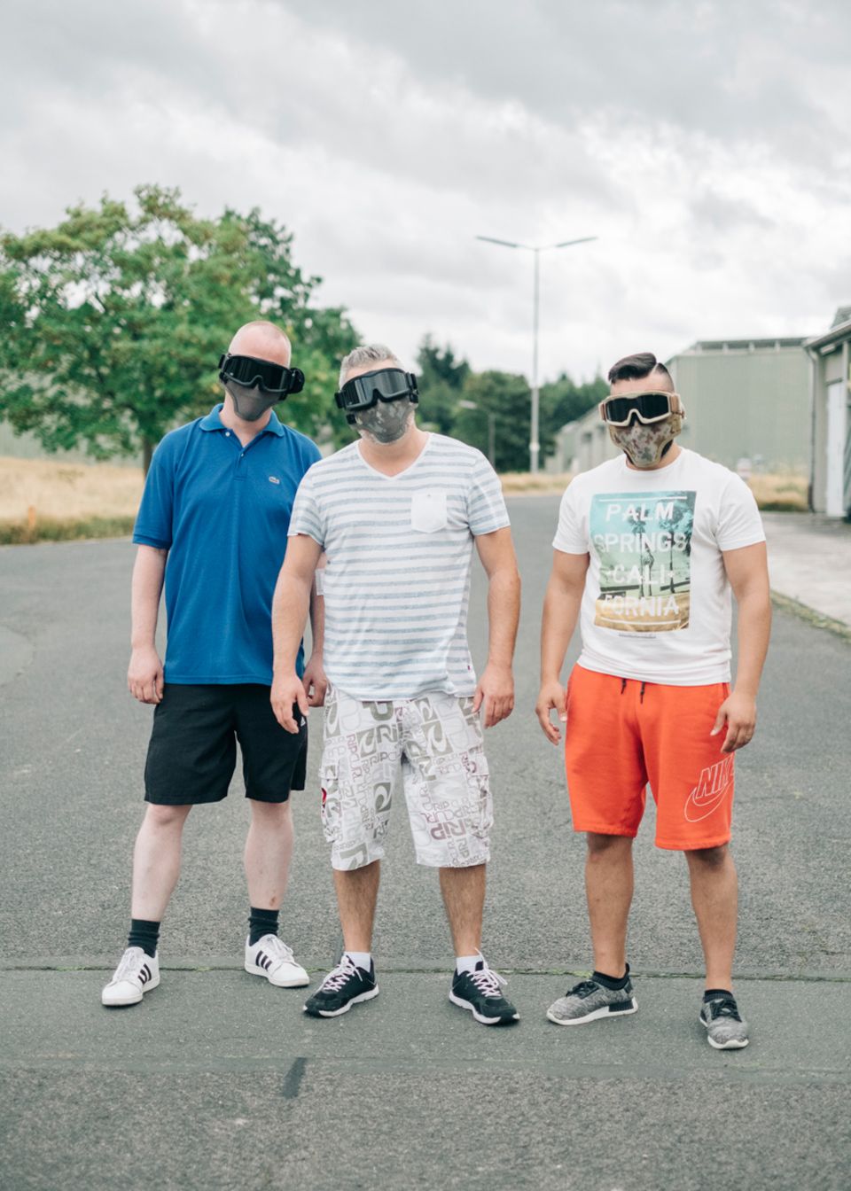 Politik: Werden gleich beschossen: links Stephan, rechts Tolga, in der Mitte ihr Chef Herr Huber. Die Masken sollen sie vor den Softairpatronen schützen. Politik: Werden gleich beschossen: links Stephan, rechts Tolga, in der Mitte ihr Chef Herr Huber. Die Masken sollen sie vor den Softairpatronen schützen.