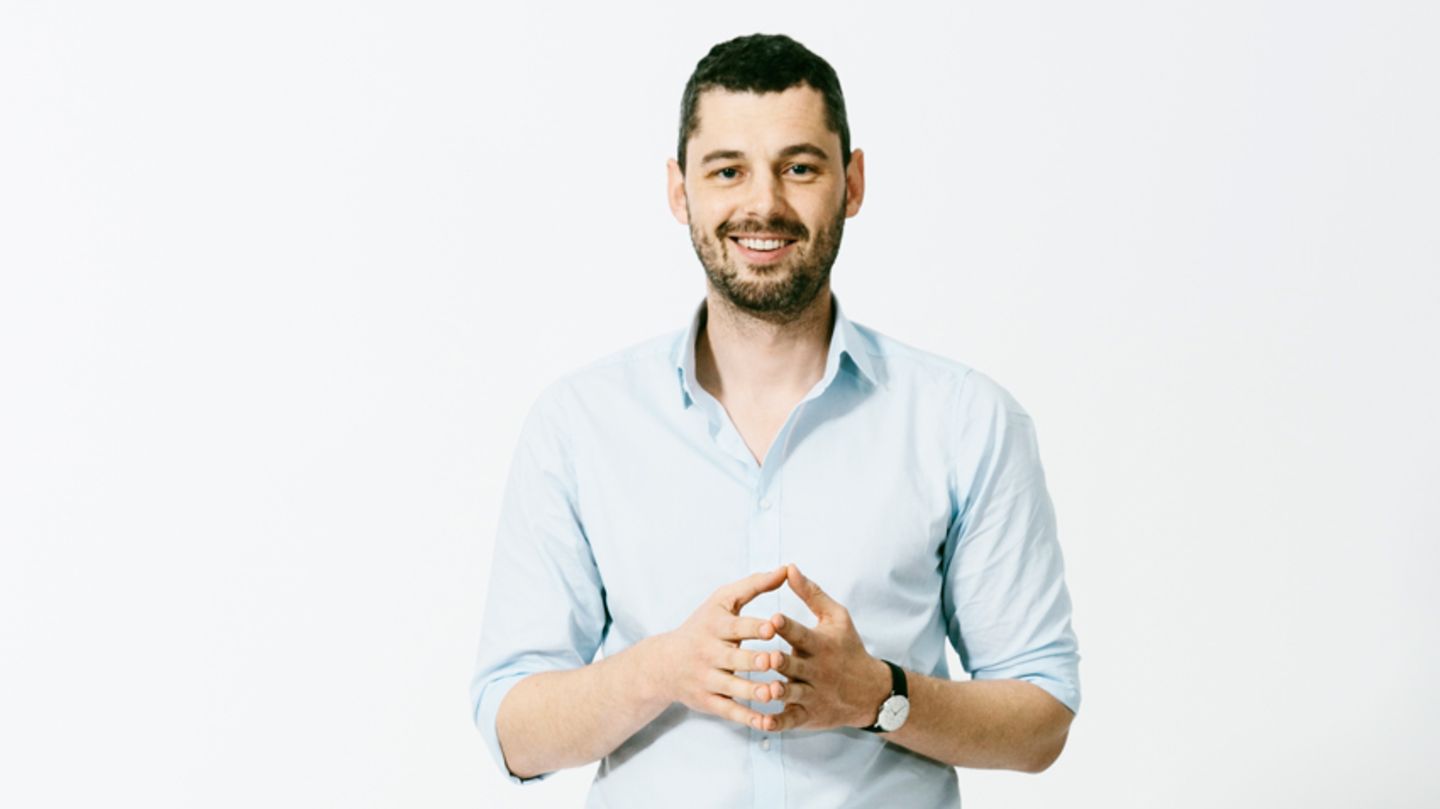 Sebastian Stricker, Gründer der App "ShareTheMeal" bekämpft Hunger in Afrika per App