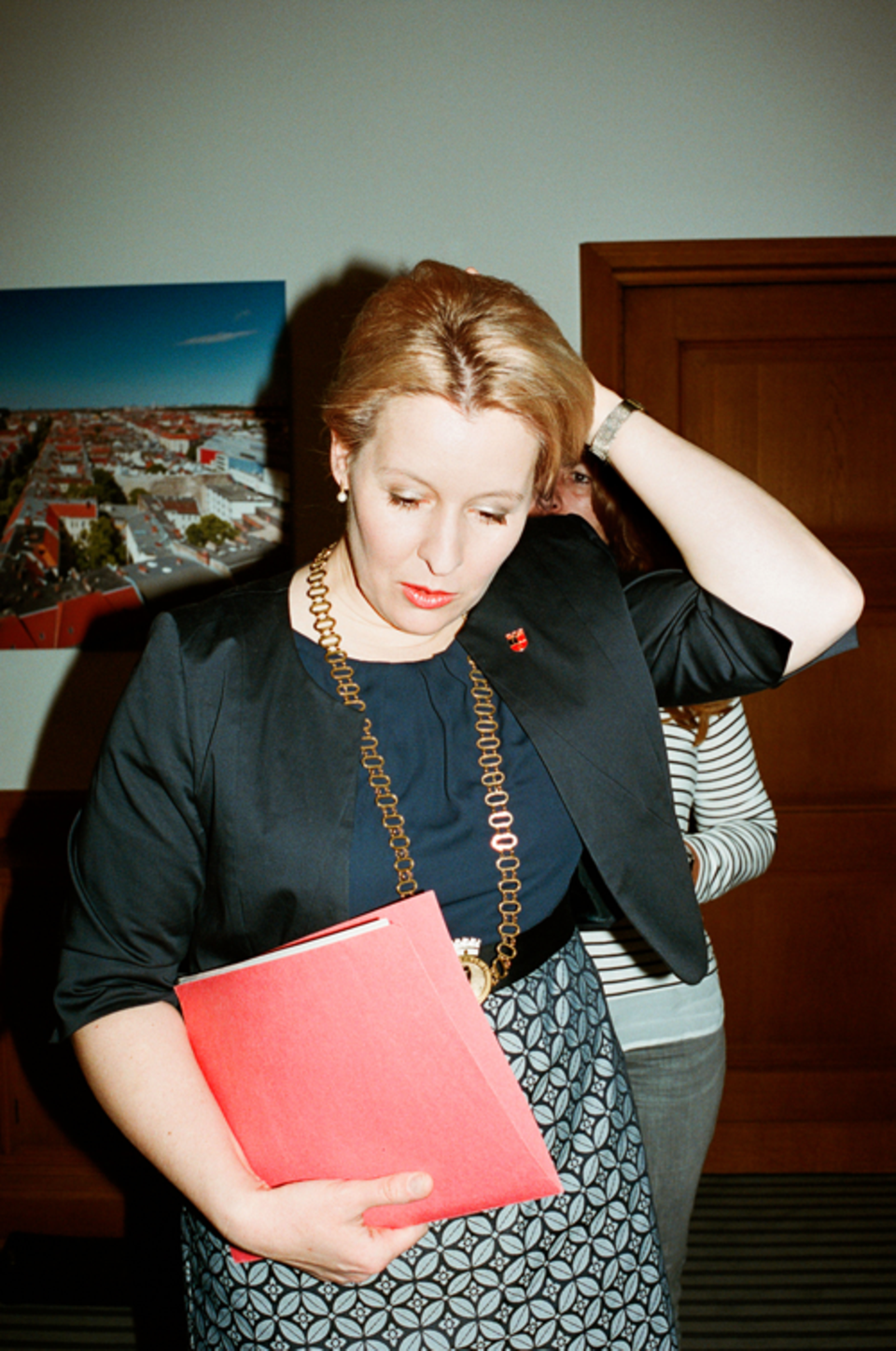 Politik: Vor der Einbürgerungsfeier im Rathaus legt Franziska Giffey immer ihre Amtskette um.