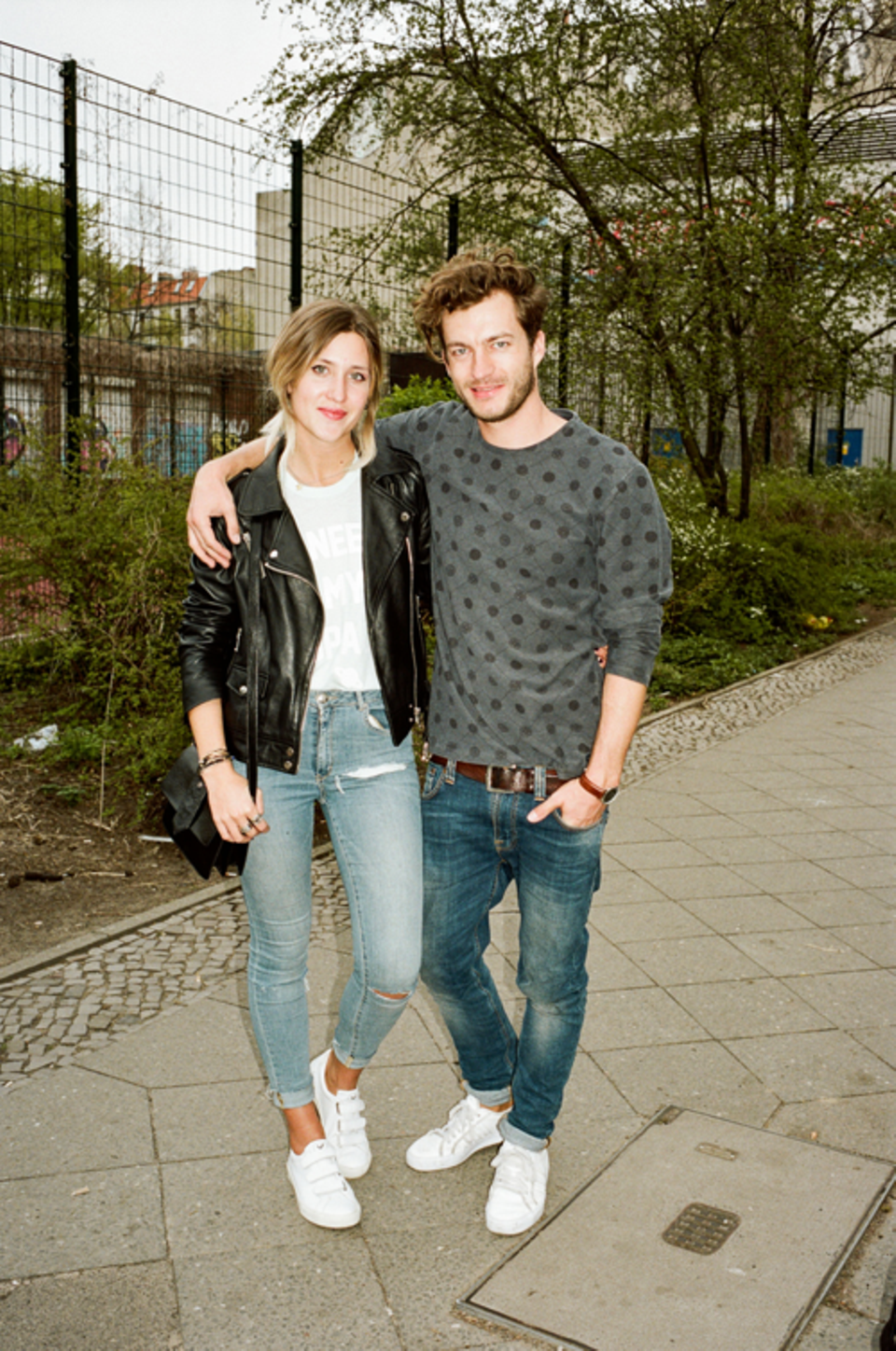 Politik: Die Modeblogger Jacqueline Mikuta, 26, und Clemens Weiß, 29, fotografieren sich oft vor der Rütli-Schule.