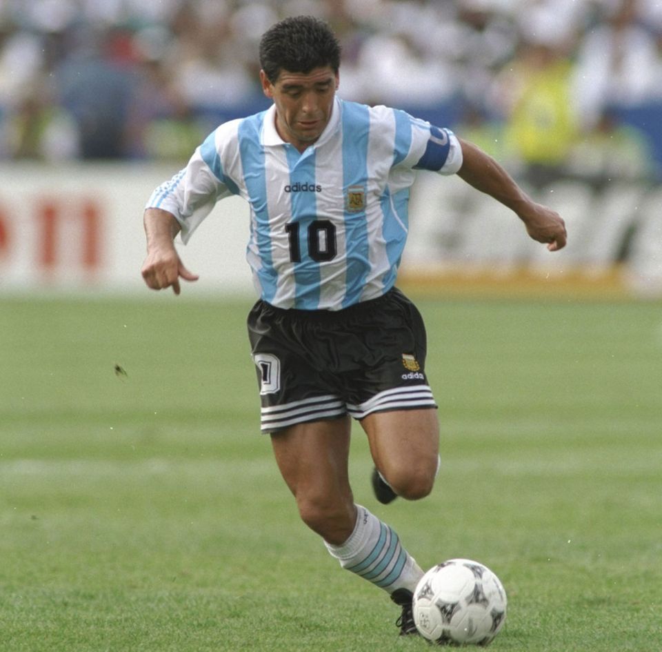 Politik: Diego Maradona, Fußball: Kontrolleure hatten bei der WM 1994 das verbotene Medikament Ephedrin im Urin des Stürmers nachweisen können.