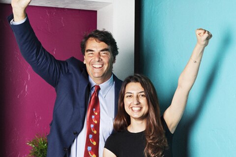 Tim Draper mit einer Studentin. Der Milliardär bildet an der Draper University Gründer aus.