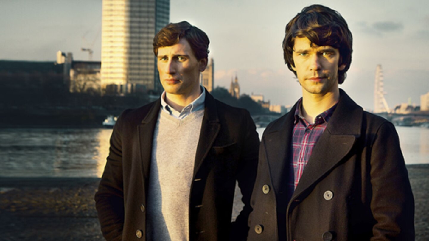 Bildausschnitt der BBC-Serie "London Spy": Die beiden Hauptdarsteller stehen vor der Londoner Themse
