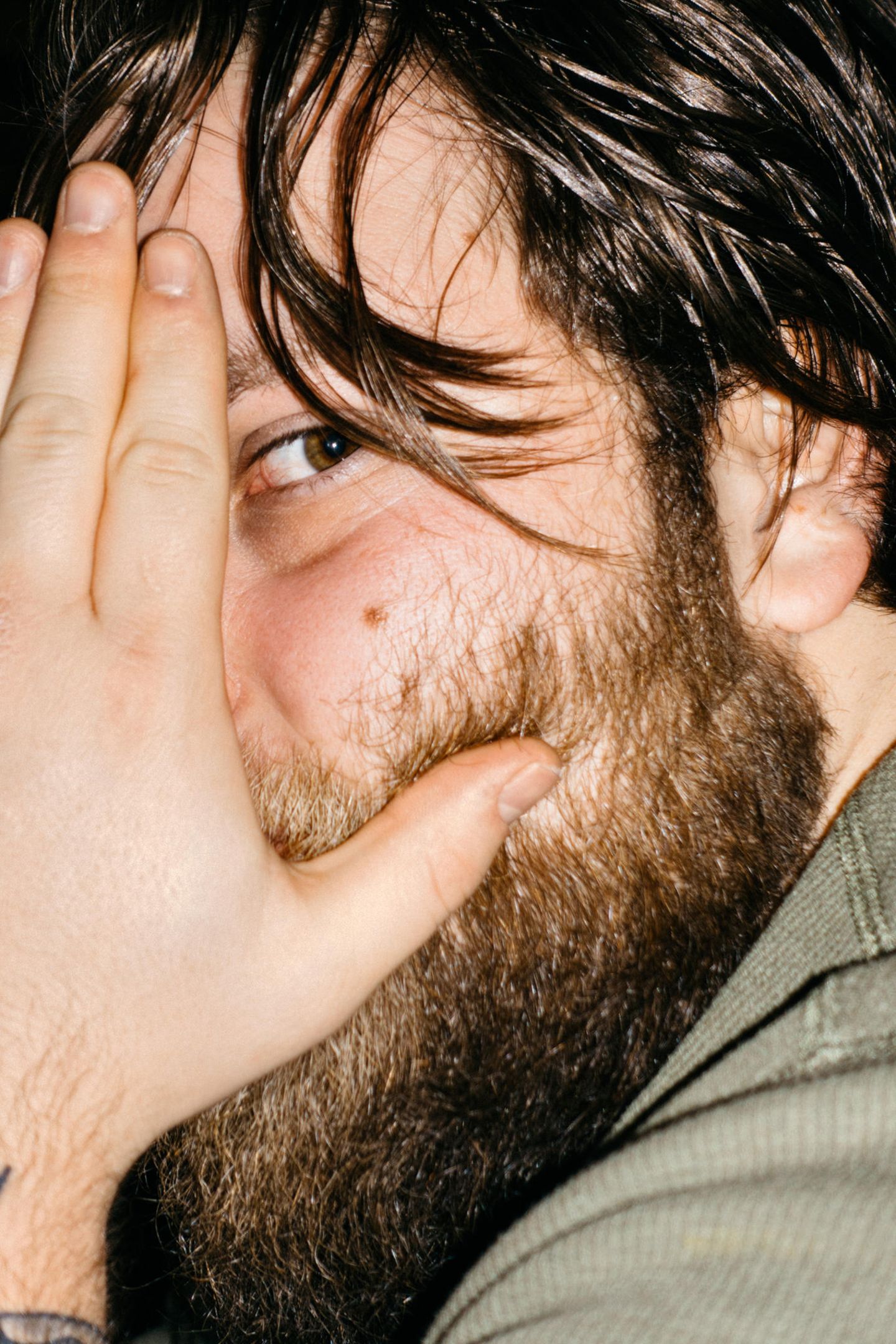 Thema: Wie kriminell bist du? Die Nahaufnahme eines Mannes, der seine Hand vor sein Gesicht hält.
