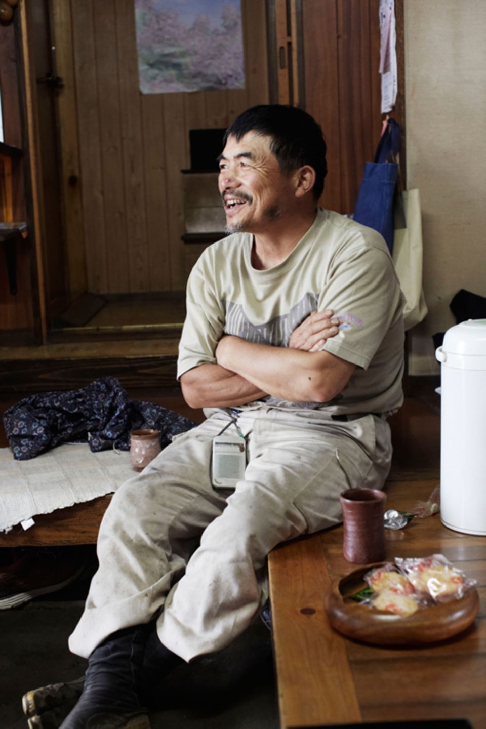 Freizeit: Biobauer Shin Okawara, 60, hat während der morgendlichen Arbeit auf den Feldern und in den Ställen immer ein kleines Radio dabei und hört Klassik.