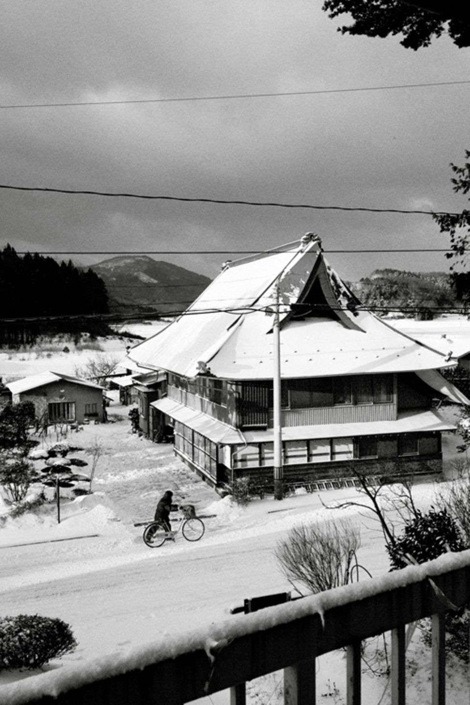 Freizeit: TRADITION UND ZUKUNFT: Das Haus der Okawaras ist 135 Jahre alt. Der Berg Kuroishiyama, der im Hintergrund zu sehen ist, hielt die radioaktive Wolke auf.