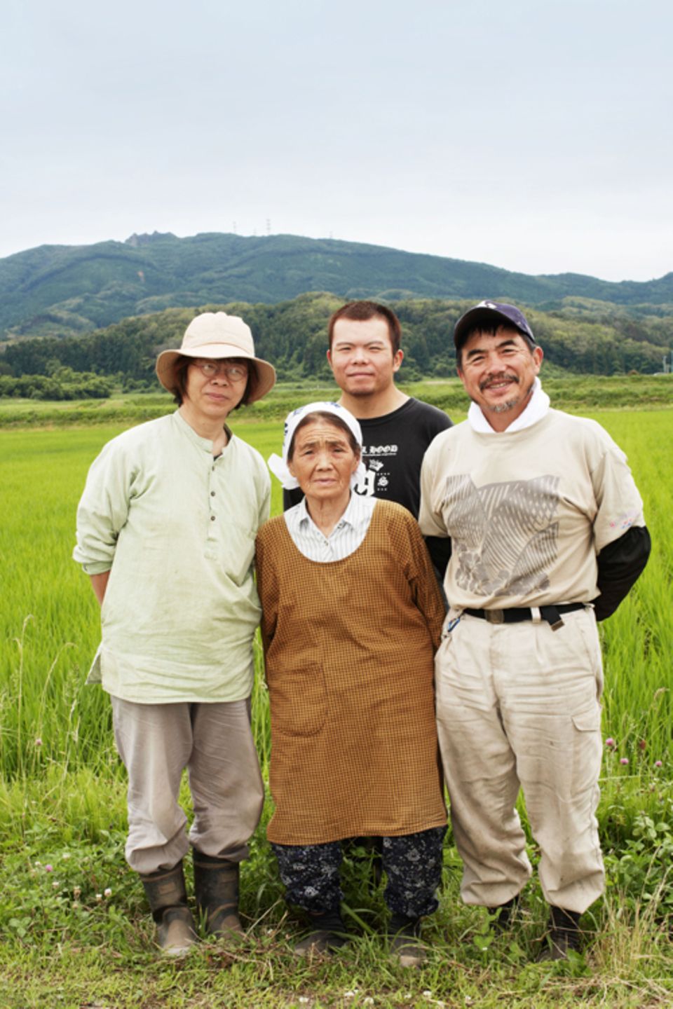 Freizeit: Tatsuko (li.) und Shin (re.) mit ihrem Sohn Kai und der 84-jährigen Großmutter. Die Okawaras haben insgesamt fünf Kinder aber die Felder des Biobauernhofs gehören auch zur Familie.