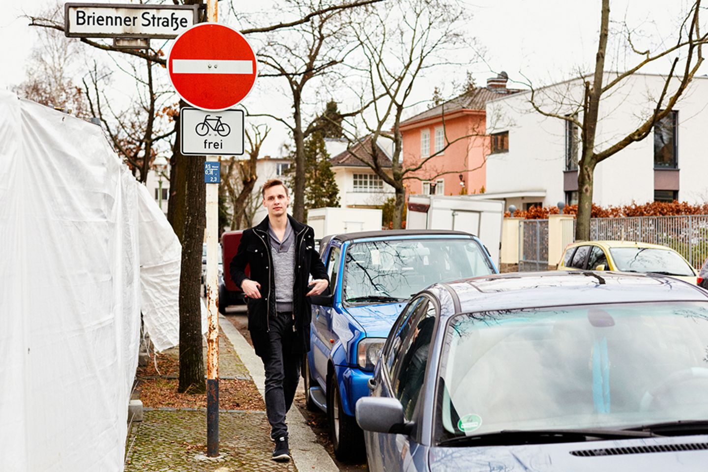 Philip Bertram auf dem Weg zu seiner Arbeit. Er leistet Flüchtlingshilfe in einer Berliner Erstunterkunft.